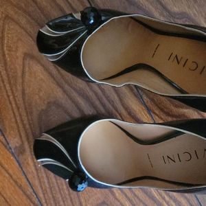 Vicini Patent leather black pumps